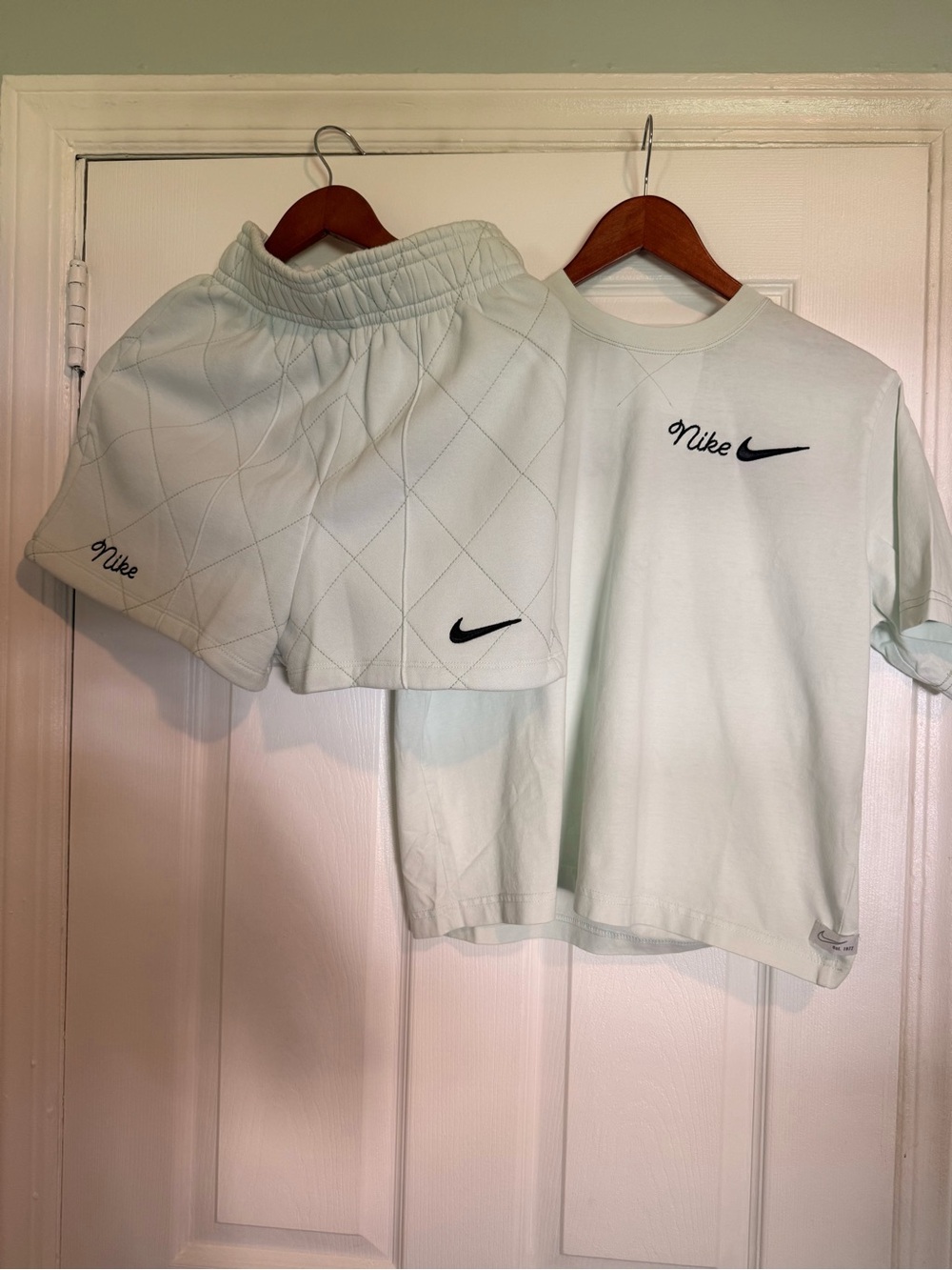 Nike Light Mint Short Sleeve Tee & Quilted Shorts Set Women Small